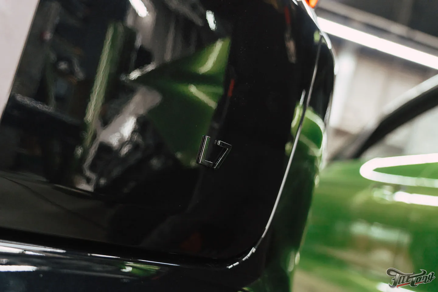 Добавили винилографию и полностью оклеили Li Auto L7 (LiXiang L7) полиуретаном, затонировали шильдики, защитили глянец в салоне, почистили и обработали керамикой кожу